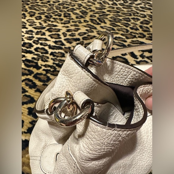 100% Authentic Coach white leather purse.  Very good condition.  Smells like new - Picture 9 of 13